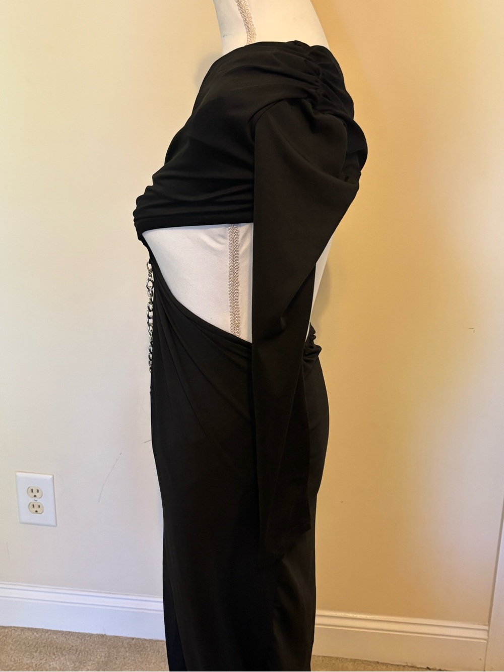 Elegant One-Shoulder Black Cutout Evening Dress with High Slit - Picture 3 of 5